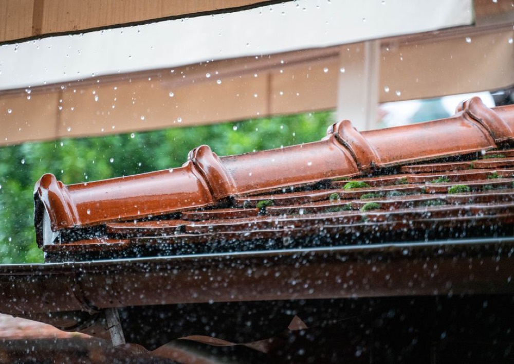 Gouttes de pluie sur un toit en tuiles